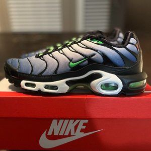NIKE AIR MAX PLUS (size: 9.5)